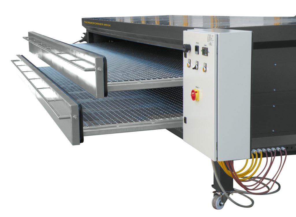 ThermoformerMega mit geöffneten Schubladen